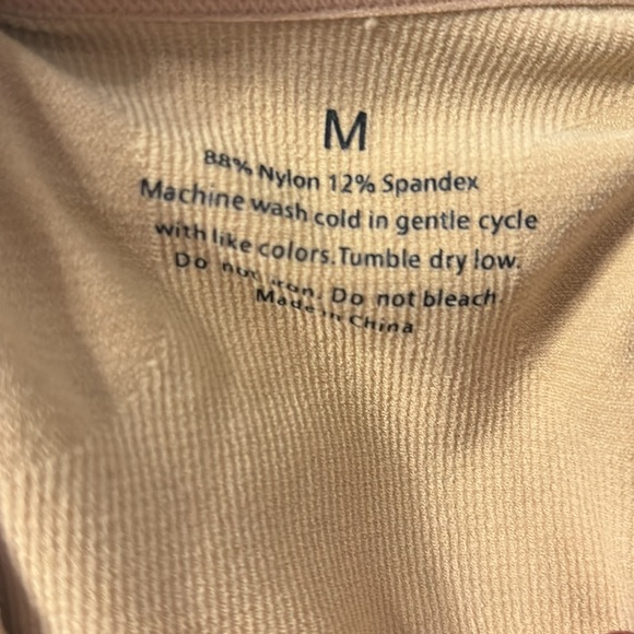 Two pack tank top shape wear size medium - Picture 4 of 6